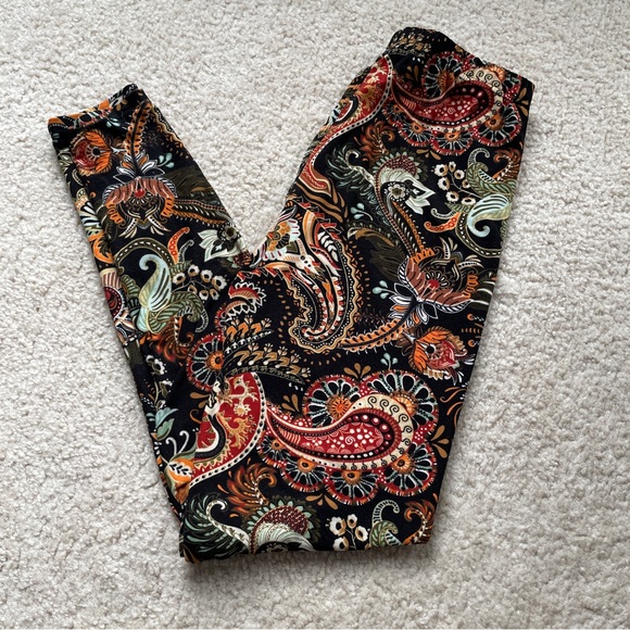 One size Regular leggings- Paisley print super soft stretch texture. Relaxed fit - Picture 4 of 5